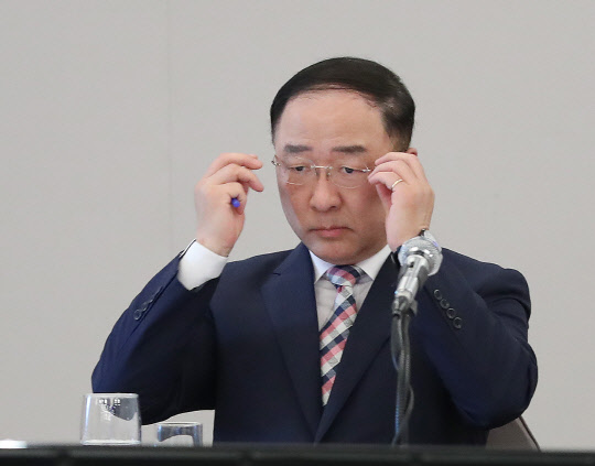 안경 쓰는 홍남기 경제부총리      (서울=연합뉴스) 안정원 기자 = 홍남기 경제부총리 겸 기획재정부 장관이 5일 오전 서울 중구 한국프레스센터에서 열린 서비스산업 총연합회 초청강연회에서 안경을 쓰고 있다 2019.7.5      jeong@yna.co.kr  (끝)
